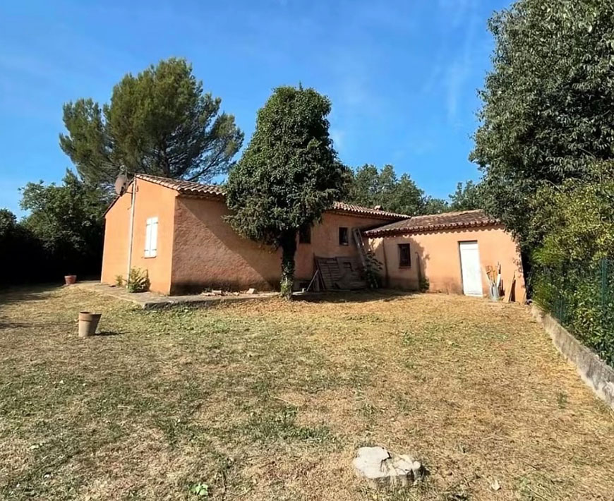 maison entretenue par nos soins dans un espace vert durable